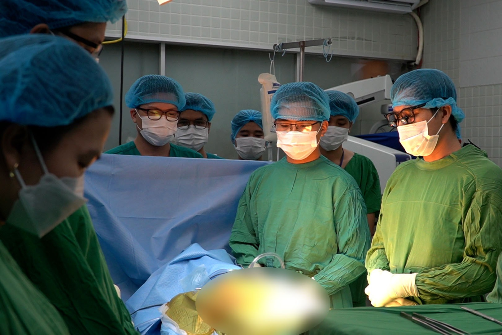Bác sĩ cúi đầu tri ân bệnh nhân trước khi nhận tạng