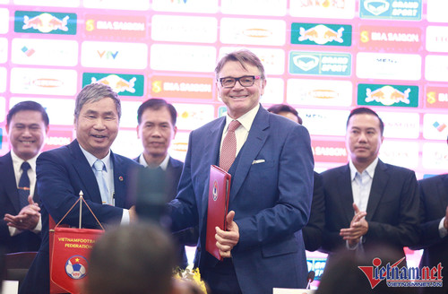 VN Football Federation signs contract with French coach Philippe Troussier