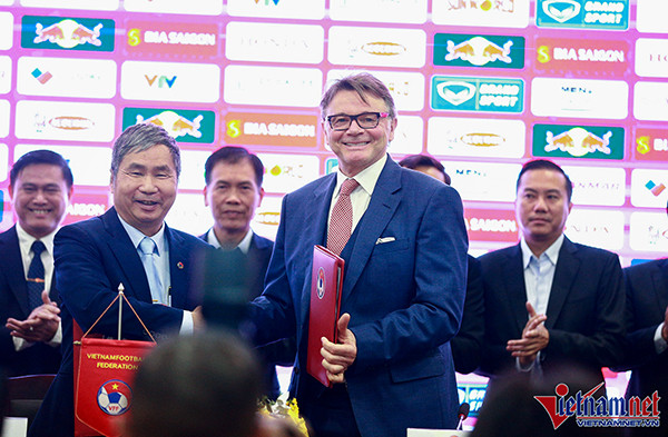 HLV Philippe Troussier: Vé World Cup khả thi với tuyển Việt Nam