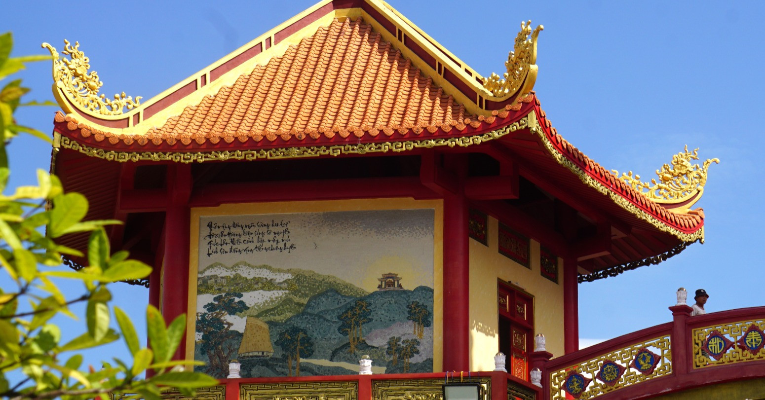 Porcelain paintings in Da Nang’s famous temple set record
