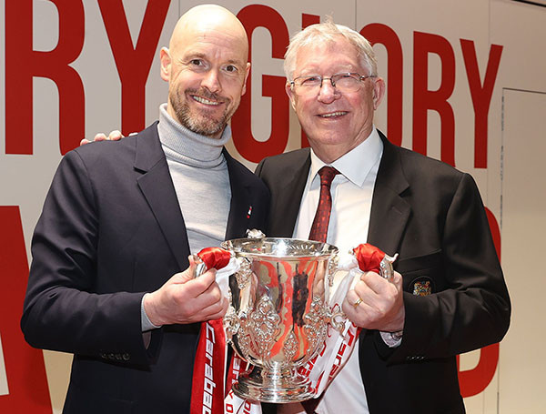 Sir Alex vỗ tay không ngớt, nâng cúp cùng HLV Erik Ten Hag