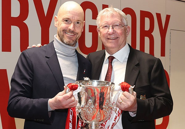 Sir Alex vỗ tay không ngớt,ếtquả<strong>kết quả lanus</strong> nâng cúp cùng HLV Erik Ten Hag