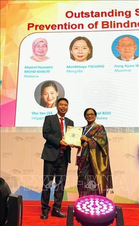 Doctor honoured for contributions to blindness prevention in Asia-Pacific hinh anh 2