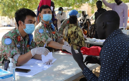Vietnamese medical workers provide checkups, drugs to locals in South Sudan