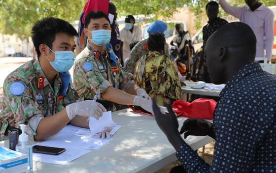 Vietnamese medical workers provide checkups, drugs to locals in South Sudan ảnh 1