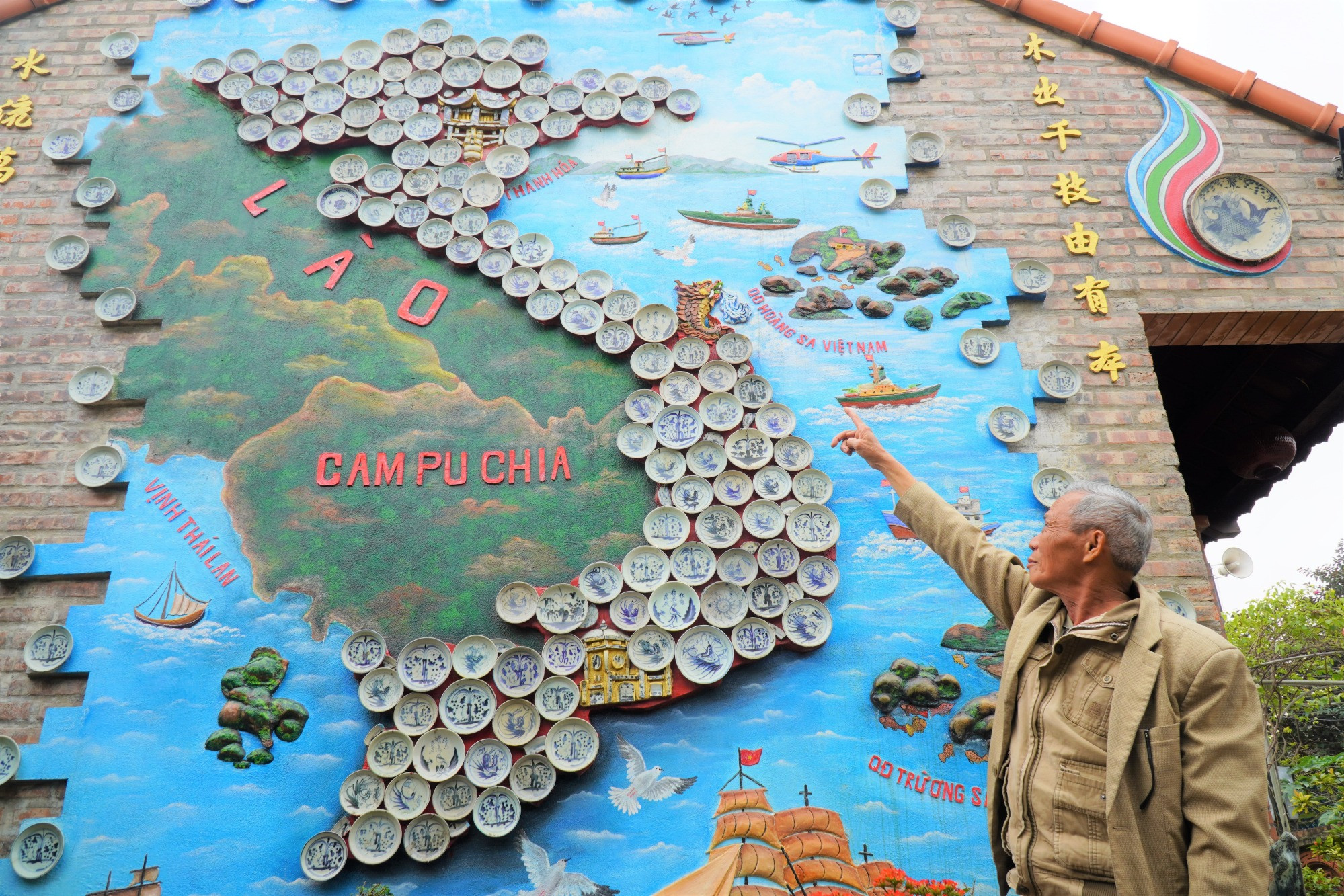 Người đàn ông Thanh Hóa ghép bản đồ Việt Nam từ 365 chiếc đĩa cổ