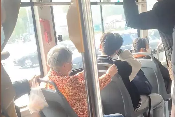Nam sinh bị lăng mạ, gọi là 'kẻ bán nước' vì không nhường ghế cho người già trên xe buýt