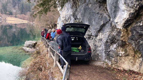 Tài xế 77 tuổi lái xe BMW bị mắc kẹt ở vách núi vì đi theo bản đồ định vị