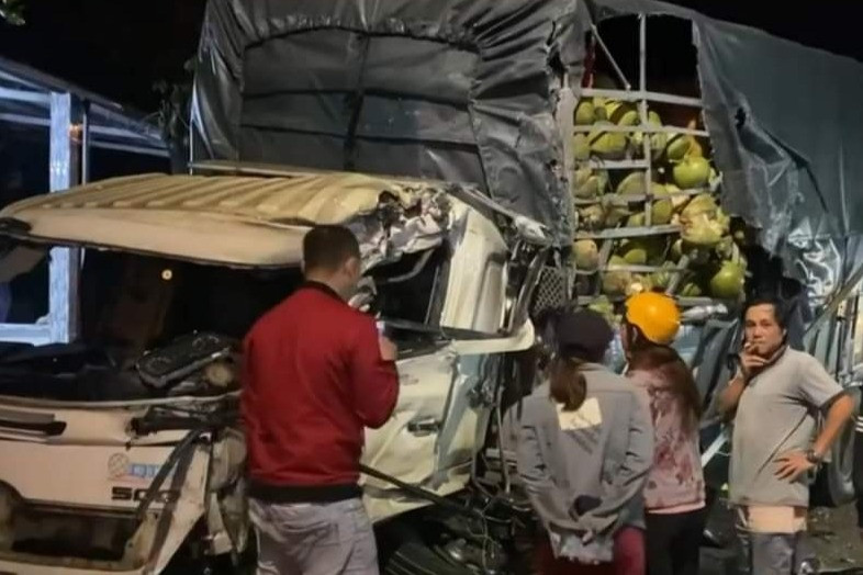 Ô tô khách va chạm xe tải chở dừa, 4 người thương vong
