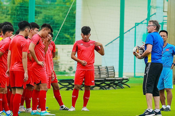 U23 Việt Nam: HLV Philippe Troussier làm điều khác thầy Park