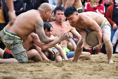 Trai tráng trổ tài cướp cù trên cát ở Nghệ An