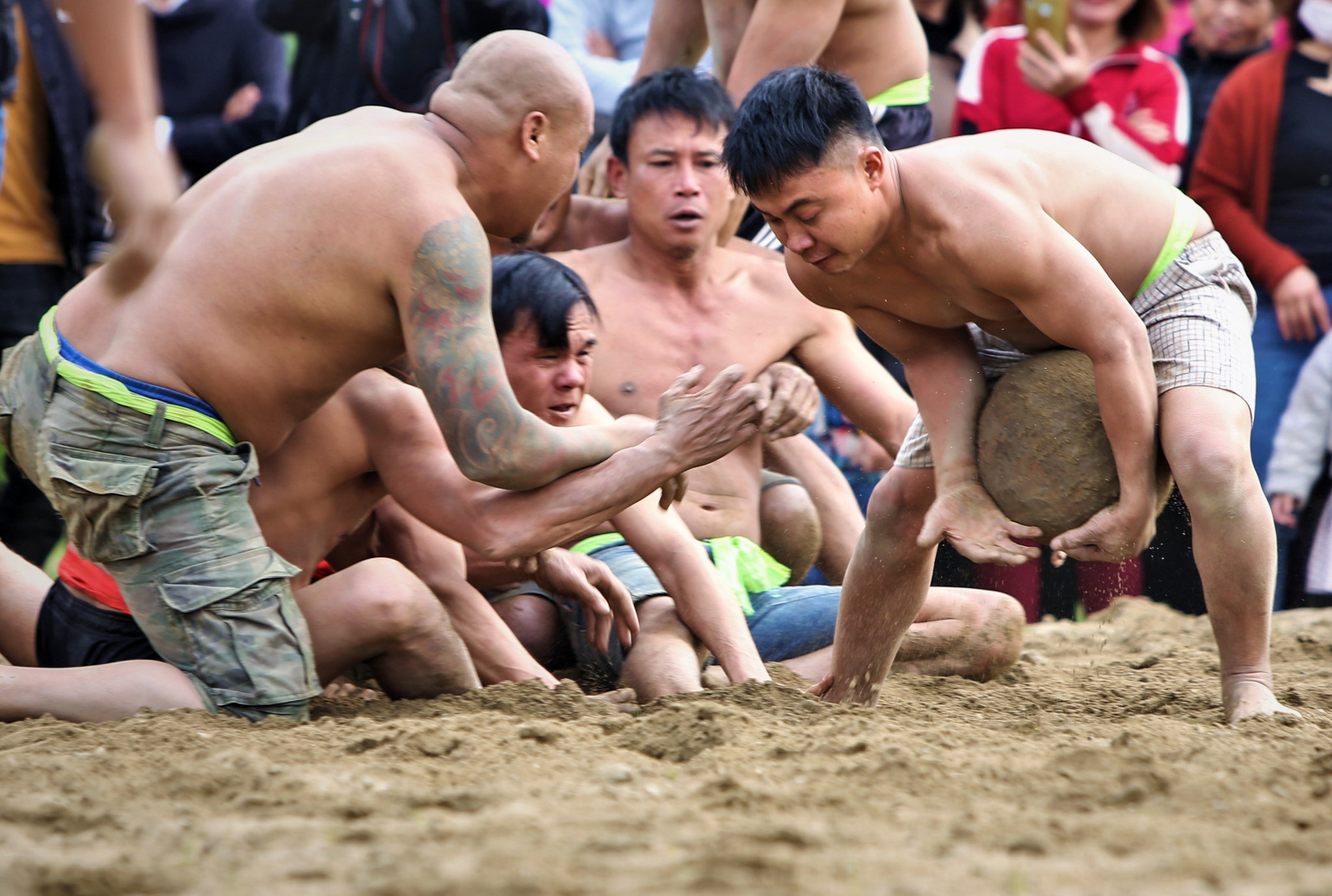 Trai tráng trổ tài cướp cù trên cát ở Nghệ An