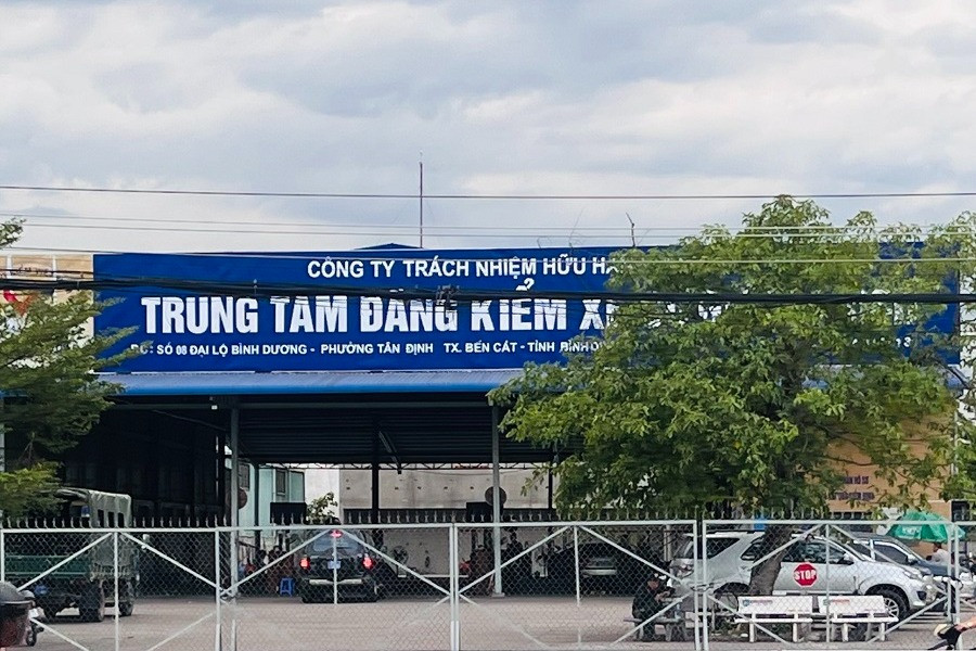 Khám xét một trung tâm đăng kiểm tư nhân ở Bình Dương