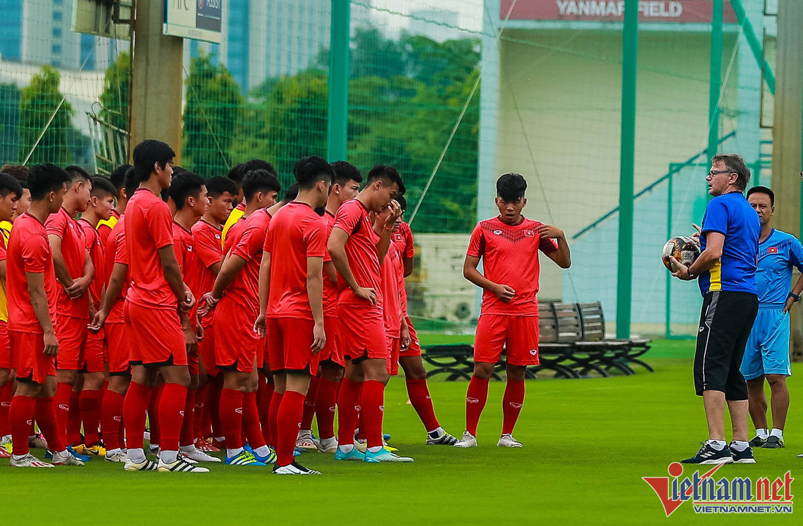 HLV Philippe Troussier ra mắt U23 Việt Nam lúc... gần nửa đêm