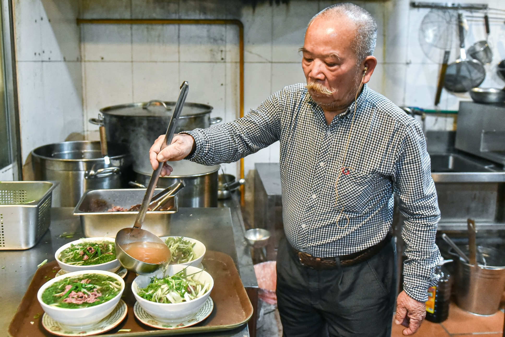 Ông Thìn tự nấu phở phục vụ khách ở Hà Nội, đăng 'tâm thư' giữa lùm xùm thương hiệu