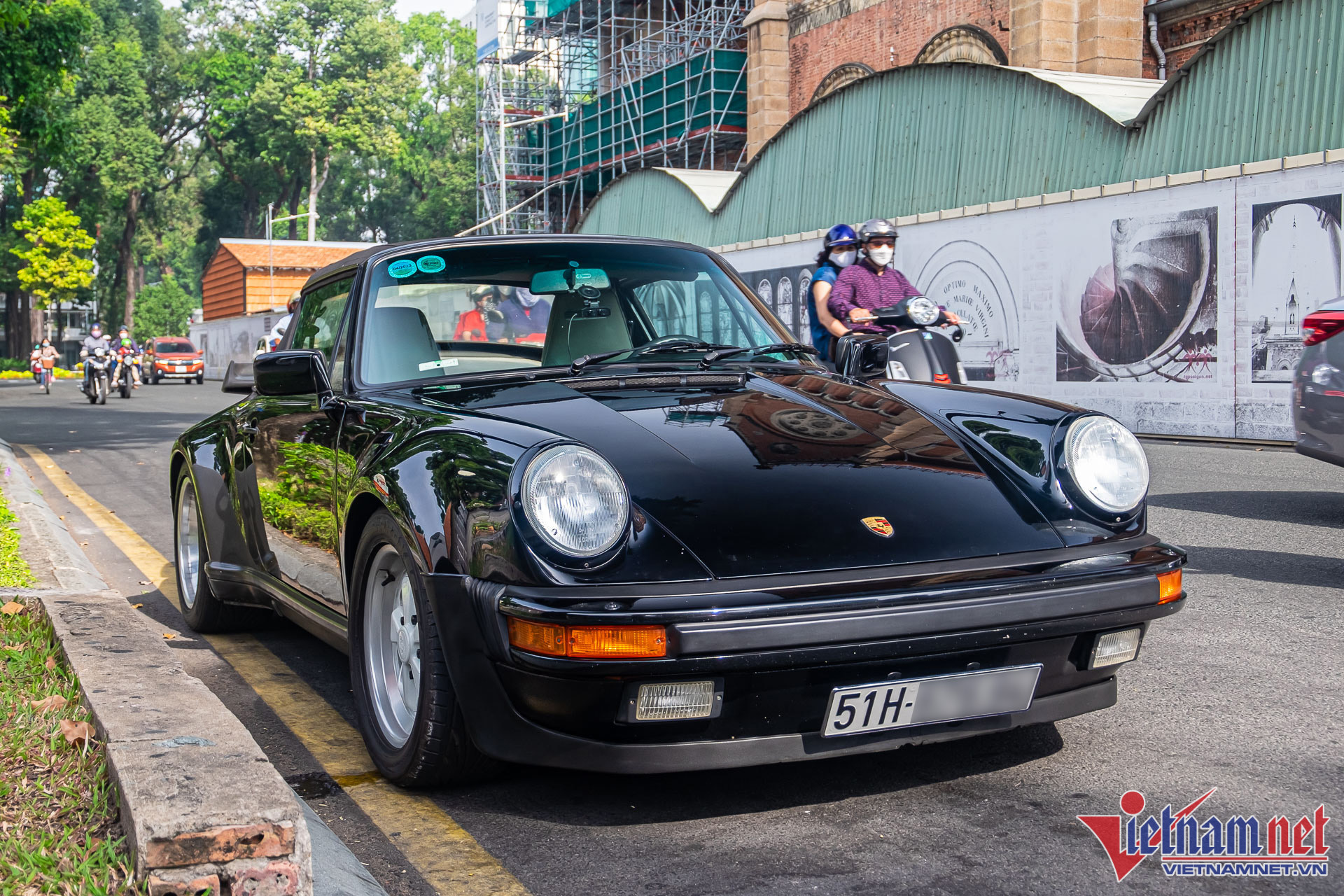 Bắt gặp Porsche 930 Turbo Cabriolet hơn 30 năm tuổi tại Sài Gòn