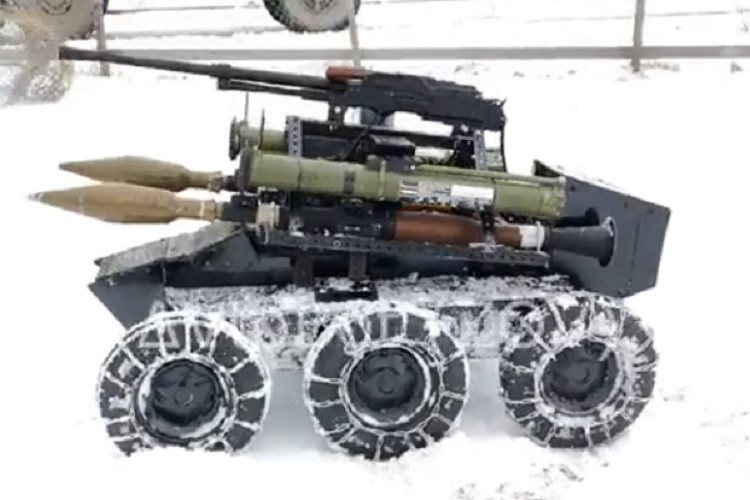 Video binh sĩ Nga thử nghiệm robot chiến đấu tự chế ở Ukraine