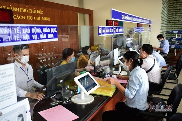 Bỏ sổ hộ khẩu giấy, bán mảnh đất bay 4 chuyến xin giấy xác nhận cư trú