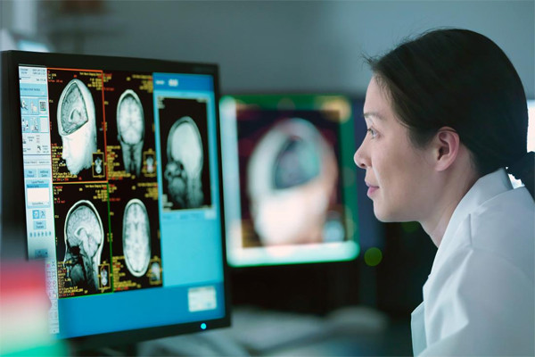 Bỏ qua cơn mệt mỏi, người phụ nữ phải ghép tim, mổ não