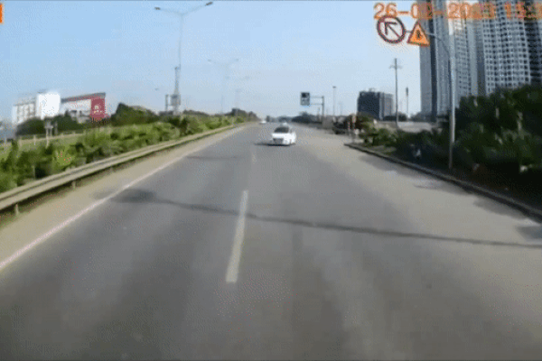 Tài xế ô tô 4 chỗ chạy ngược chiều trên cao tốc Hà Nội-Thái Nguyên