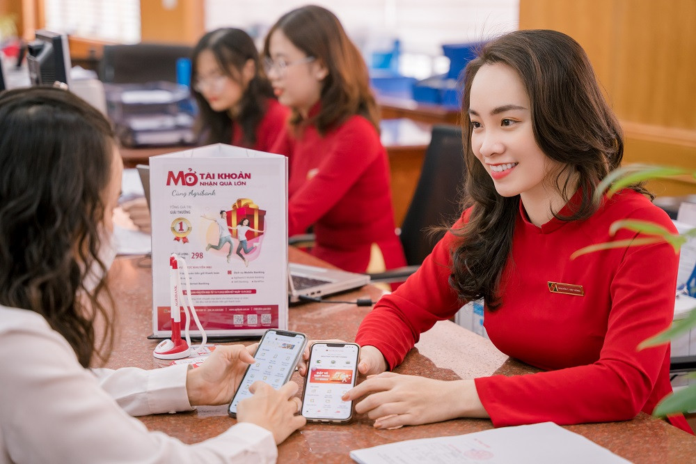 'So găng' thu nhập tại 4 ngân hàng lớn, mỗi tháng mua nửa cây vàng