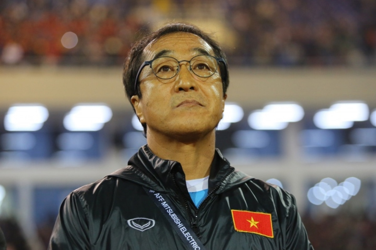 assistant coach lee young-jin receives fair play award picture 1