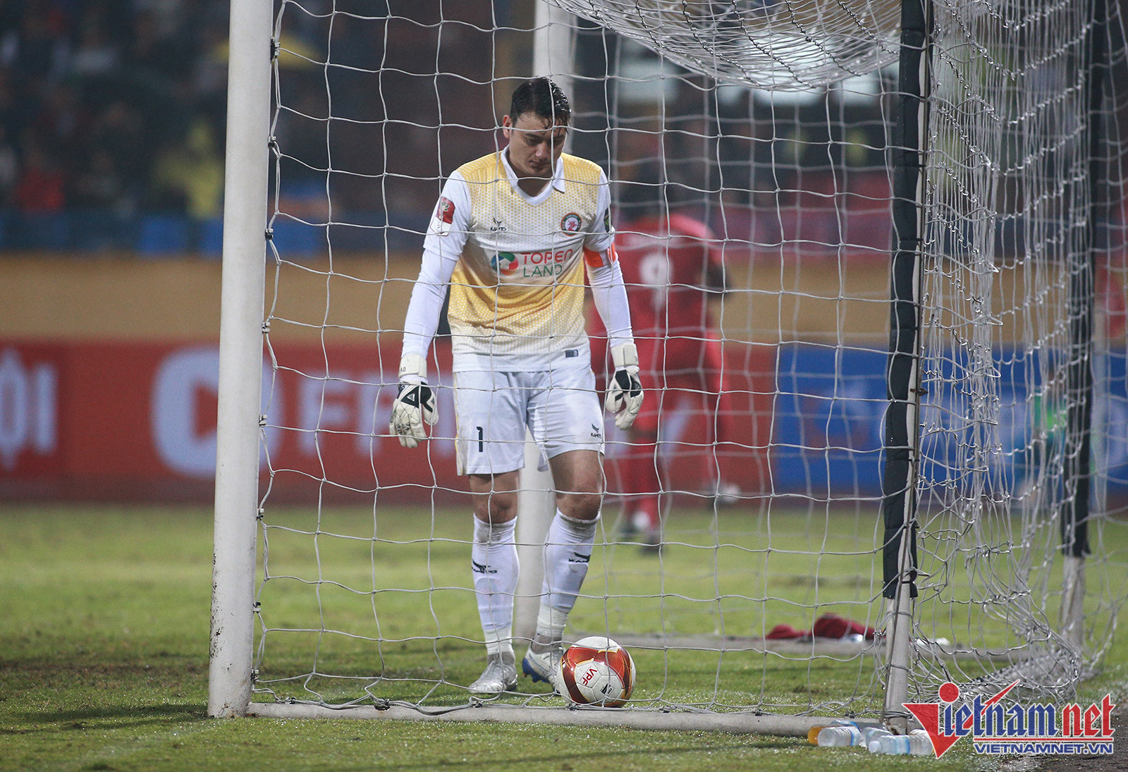 Đặng Văn Lâm bất lực, 5 lần vào lưới nhặt bóng