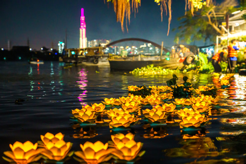 Hơn 600 ngọn hoa đăng cầu an rực sáng trên sông