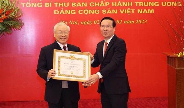 Party chief receives 55-year Party membership badge hinh anh 1