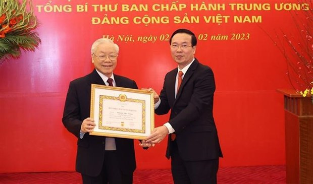 Party chief receives 55-year Party membership badge hinh anh 1