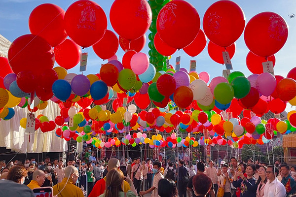 Đồng Nai: Nghìn người tưng bừng thả gần 1.000 quả phúc khí cầu lên trời