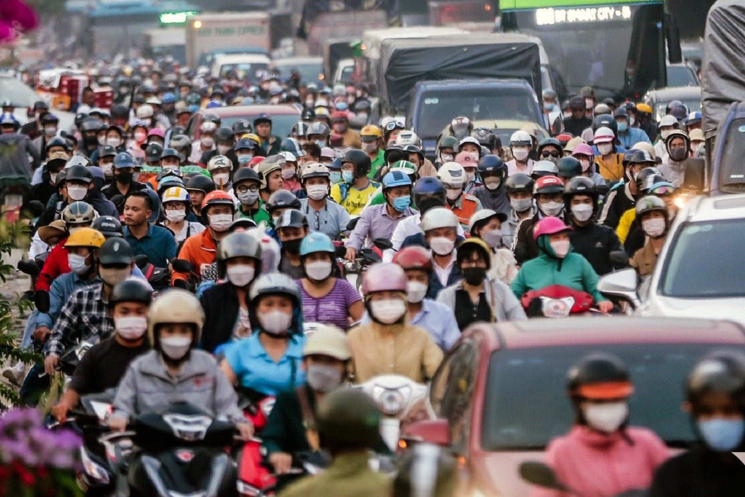 Hà Nội sẽ đỡ tắc đường khi người tham gia giao thông cư xử văn hóa