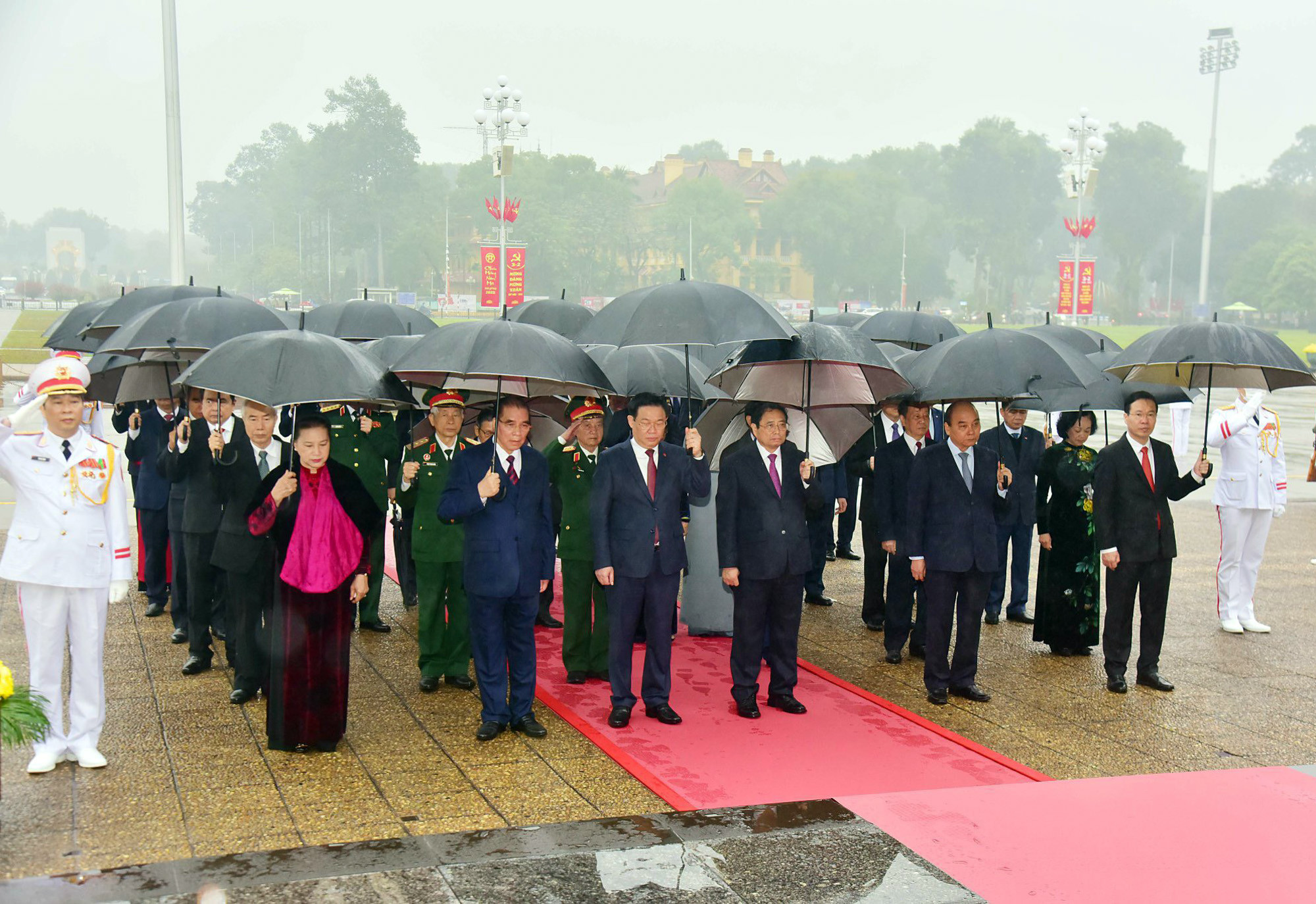 Lãnh đạo vào Lăng viếng Chủ tịch Hồ Chí Minh nhân 93 năm ngày thành lập Đảng