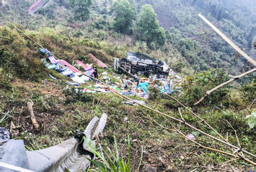 Xe tải lao xuống vực sâu ở Hà Giang, 4 người bị thương