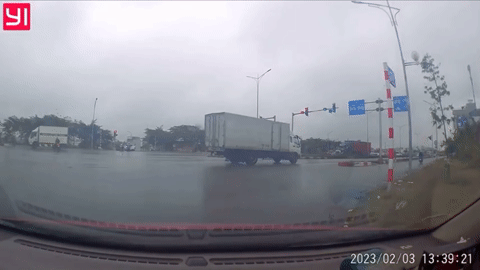 Hải Phòng: Toyota Innova dừng đèn đỏ bị xe container đâm văng