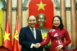 Nguyên Chủ tịch nước Nguyễn Xuân Phúc bàn giao công tác