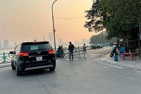Nhan nhản bãi xe 'lậu', thu giá cao ngất ở Hà Nội