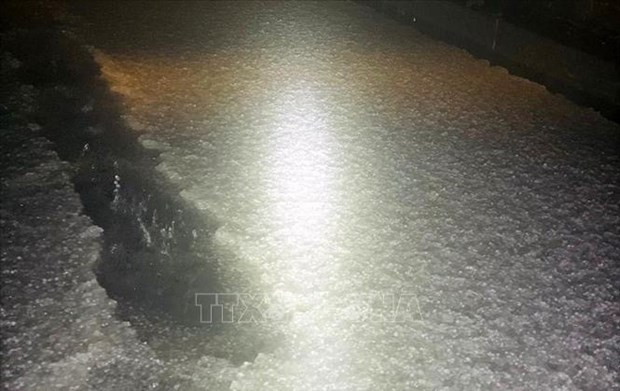 Hailstorm poured on Fansipan peak hinh anh 1