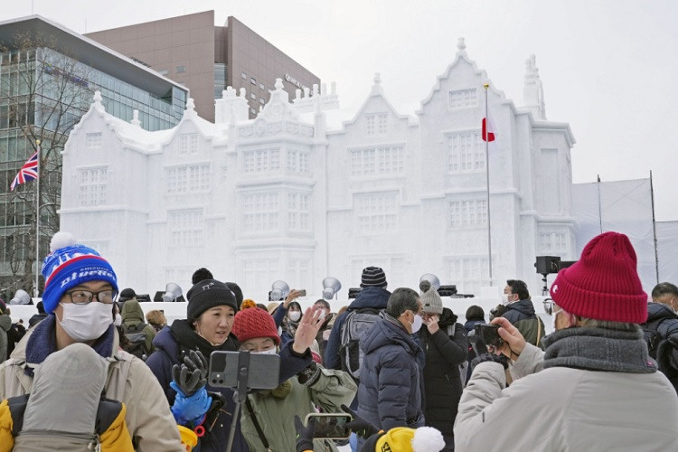 Hình ảnh người dân Nhật Bản nô nức tham dự lễ hội băng tuyết