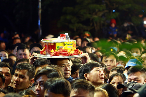 Hàng nghìn người xếp hàng trong đêm chờ phát lương tại đền Trần Thương