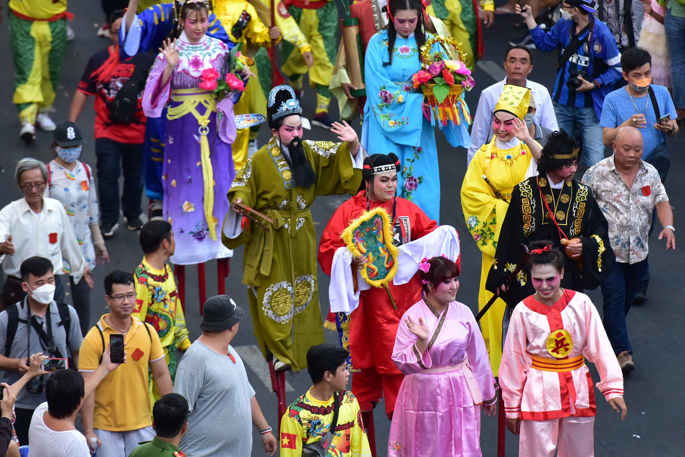 Người Hoa ở TP.HCM diễu hành đường phố mừng tết Nguyên tiêu