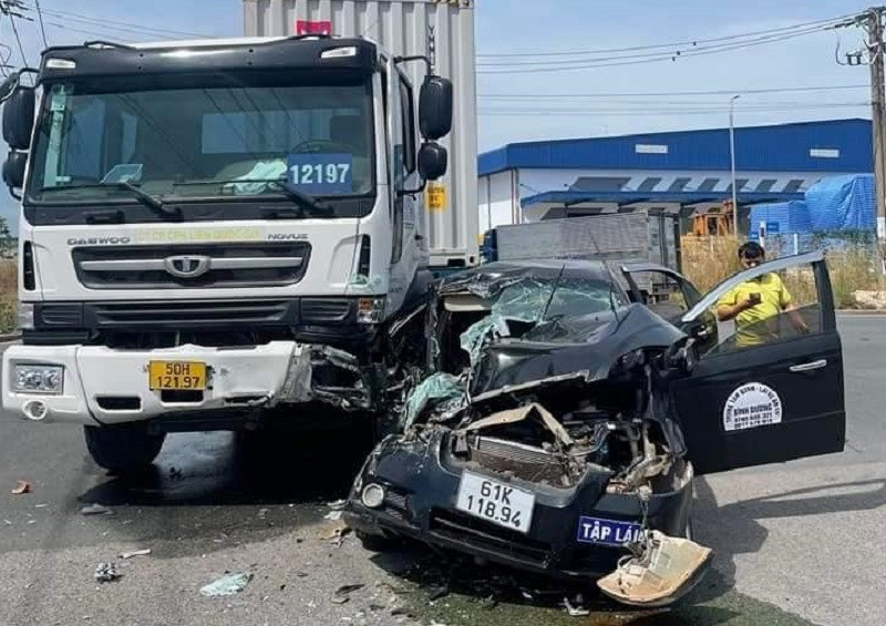 Xe tập lái biến dạng sau va chạm với xe container trong khu công nghiệp