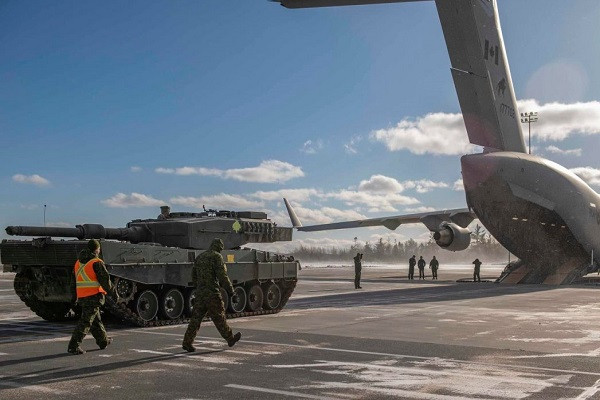 Hình ảnh xe tăng Leopard 2 đầu tiên trên đường tới Ukraine