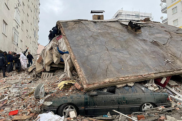 Cảnh đổ nát sau trận động đất 7,9 độ richter ở Thổ Nhĩ Kỳ, Syria; hơn 300 người thiệt mạng
