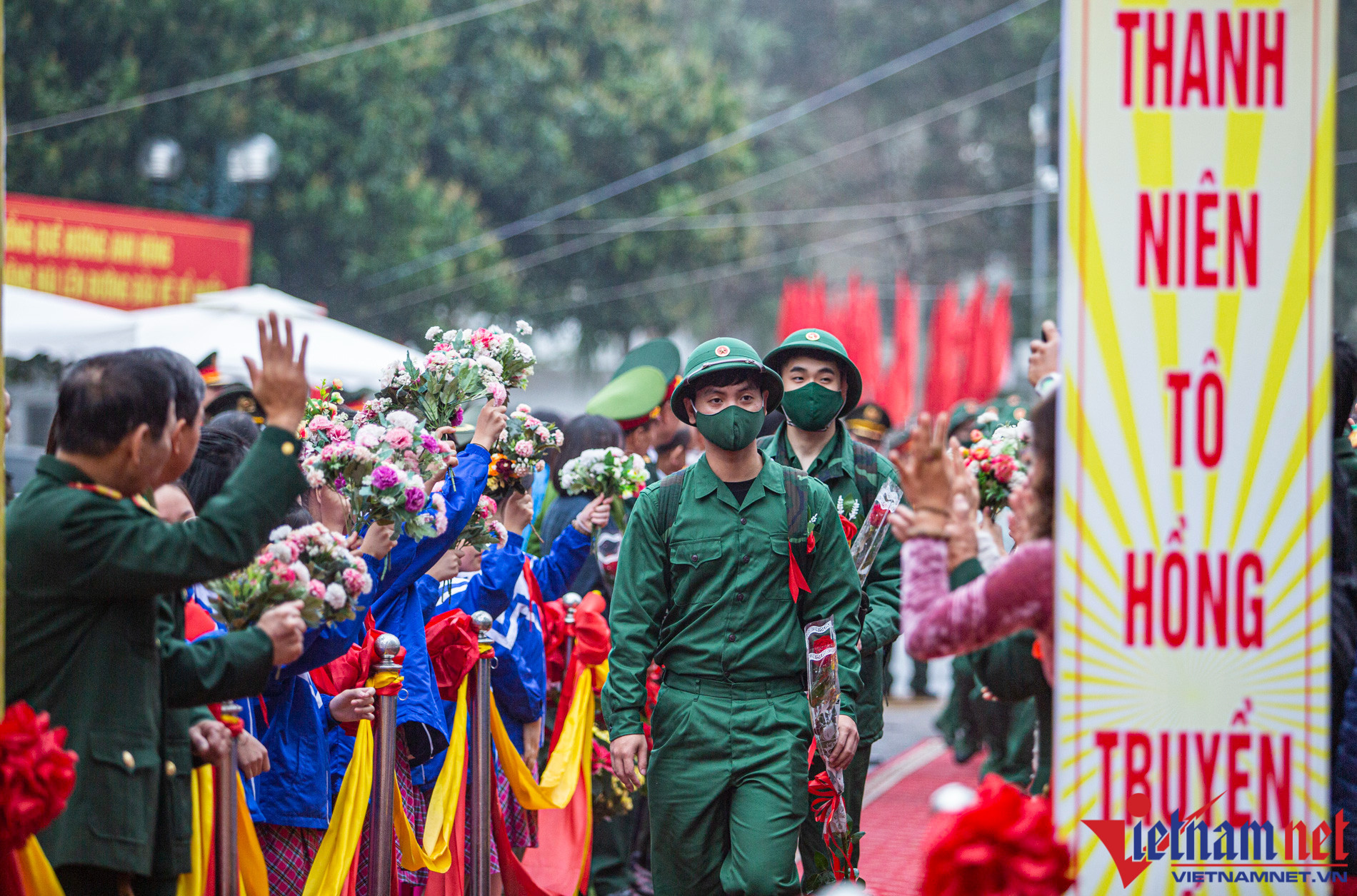 Vietnamese young people set off for military and public security service