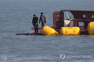 Bộ Ngoại giao thông tin vụ lật tàu cá ở Hàn Quốc, hai người Việt mất tích
