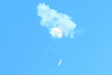 Phớt lờ kêu gọi của Trung Quốc, Mỹ tìm kiếm mảnh vỡ khinh khí cầu do thám