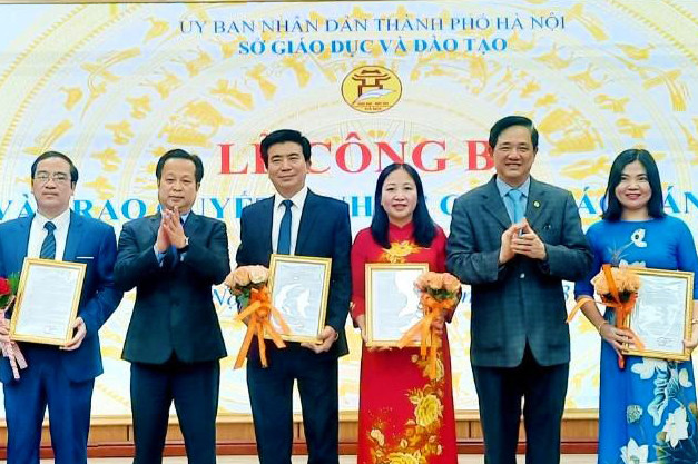 Giám đốc Sở GD-ĐT Hà Nội trao quyết định bổ nhiệm loạt hiệu trưởng, cán bộ
