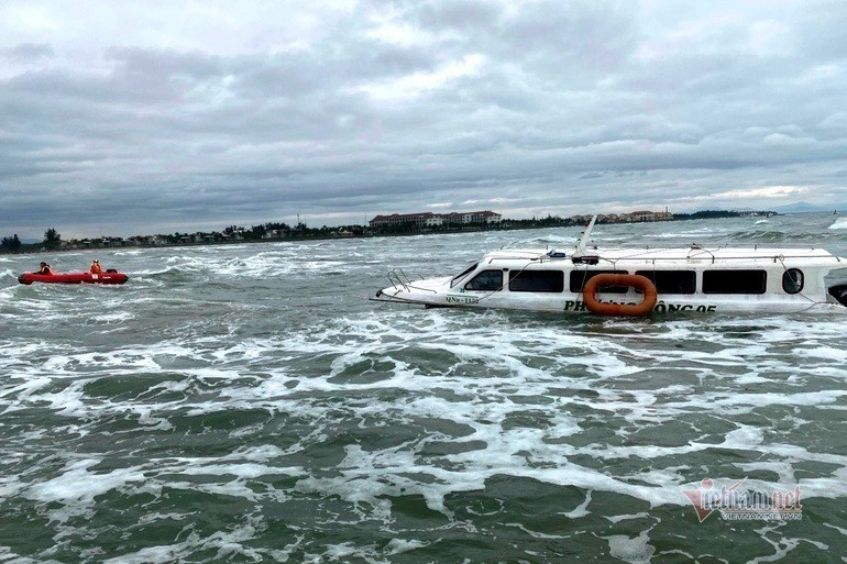 Khởi tố thuyền trưởng vụ chìm ca nô tại biển Cửa Đại làm 17 người chết