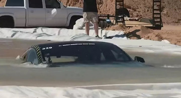 Mang ô tô điện Tesla Model S thử làm tàu ngầm, chủ xe nhận kết đắng